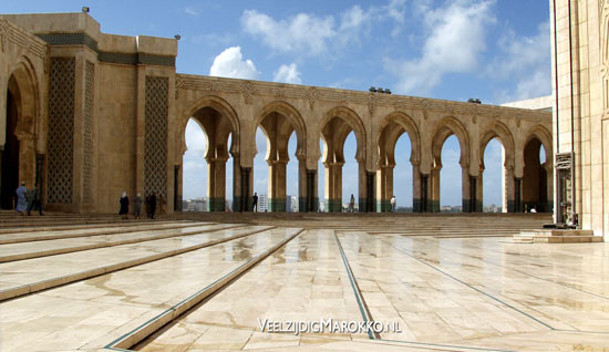 De immense moskee Hassan II